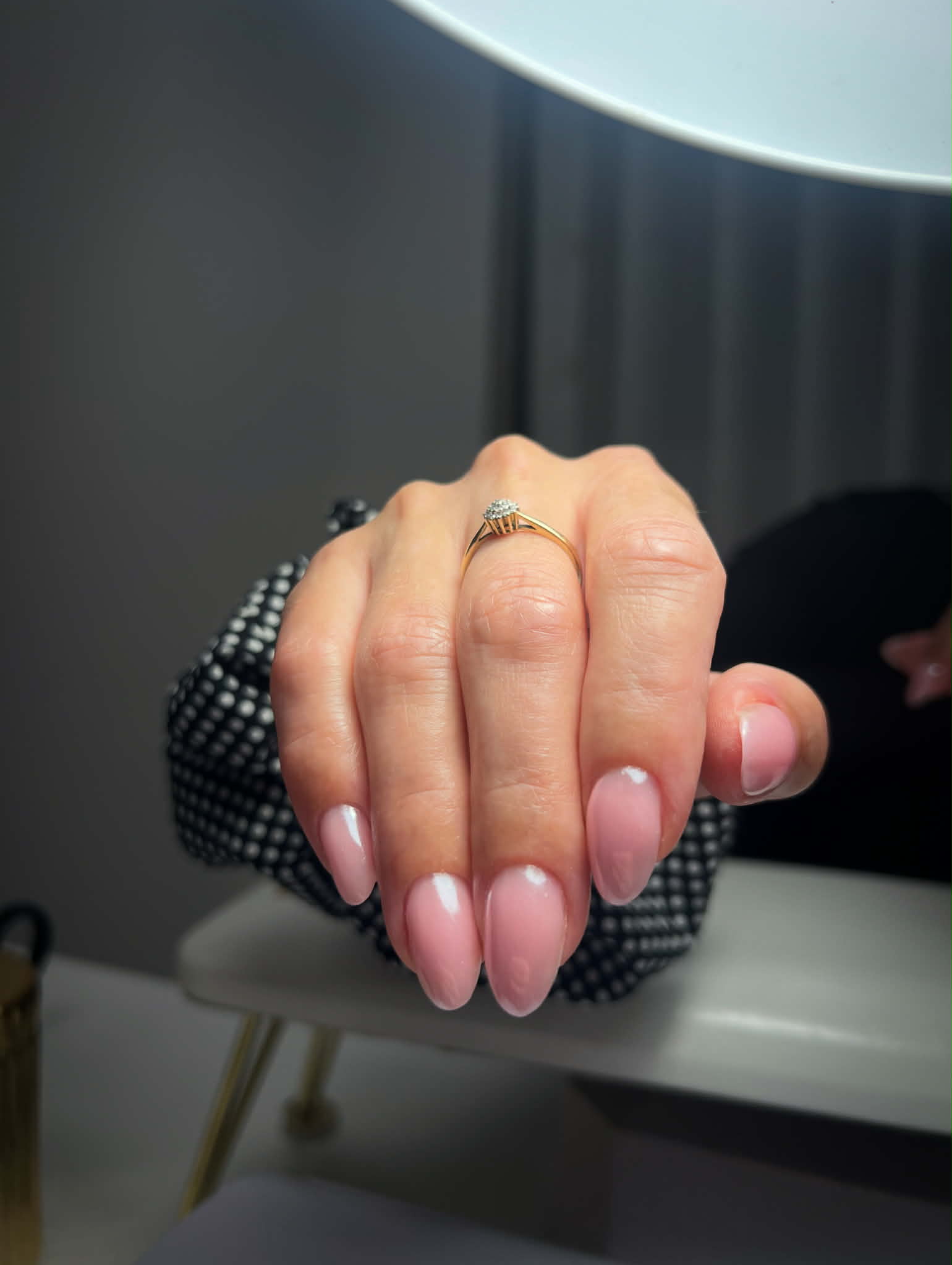 Paznokcie żelowe z delikatnym zdobieniem – salon paznokci Mysłowice